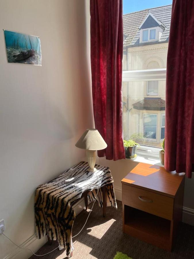 The Blue Moon Bed & Breakfast Blackpool Exterior photo